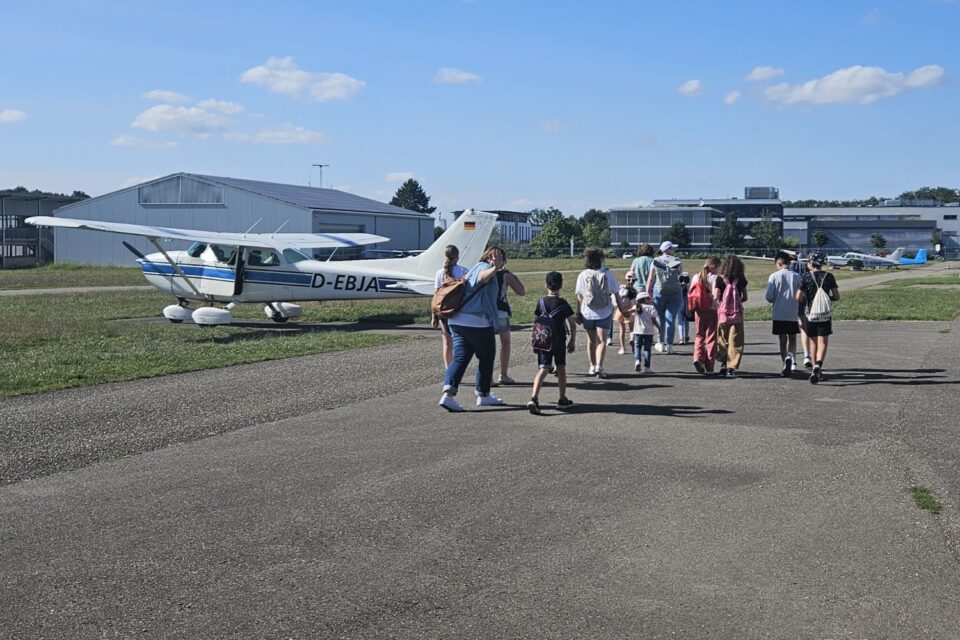 foerderverein-krebskranke-kinder-freiburg-Flugtag-gruppe-laufend