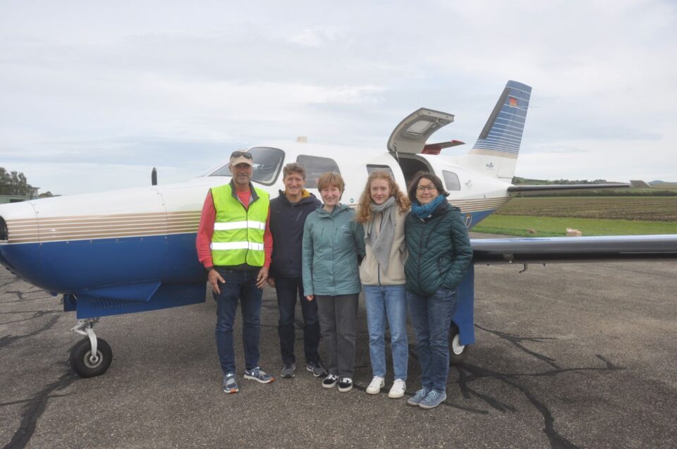 foerderverein-krebskrnake-kinder-freiburg-donau-flugtag-familie.-flugzeugjpg